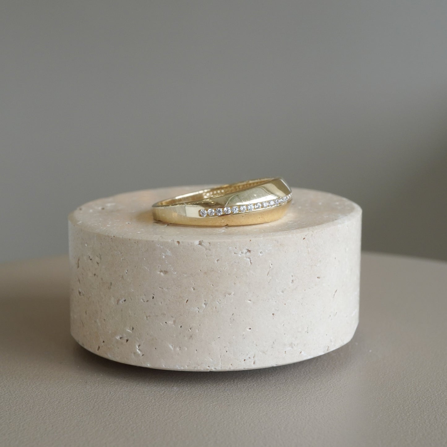 10k Yellow gold band zirconia ring-16117